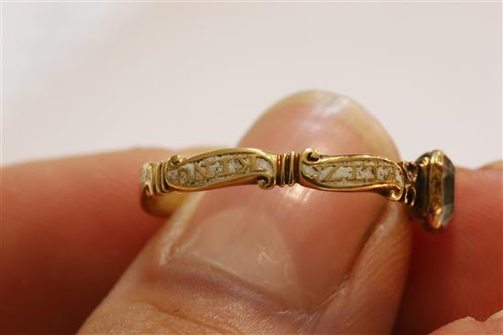 A George II gold, white enamel and rock crystal set mourning ring, size N.